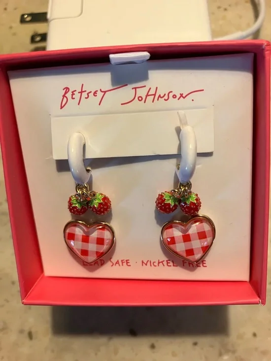 🍓Betsey Johnson 2 pairs earrings gingham hearts strwbry hoops NWT - Picture 9 of 9